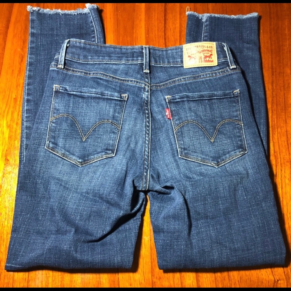Levi jeans. size 4. mid rise skinny.